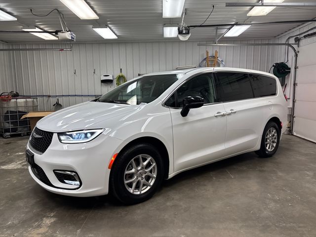 2024 Chrysler Pacifica Touring L's photo