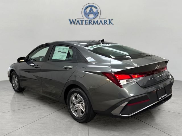 2025 Hyundai Elantra SE photo 3