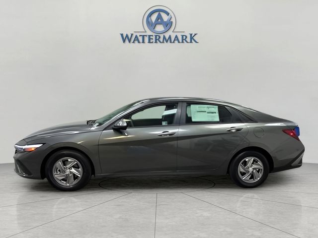 2025 Hyundai Elantra SE photo 2