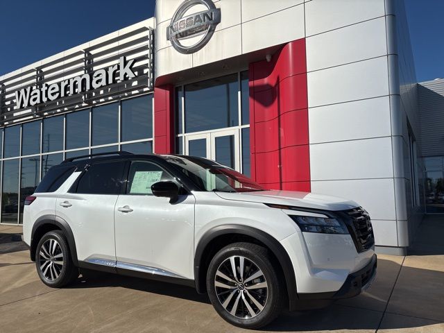 2025 Nissan Pathfinder Platinum's photo