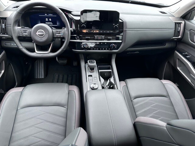 2025 Nissan Pathfinder Platinum photo 2