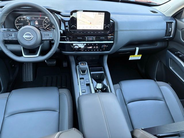 2025 Nissan Pathfinder SL photo 2