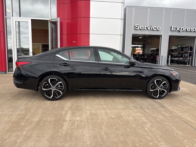 2025 Nissan Altima SR photo 3