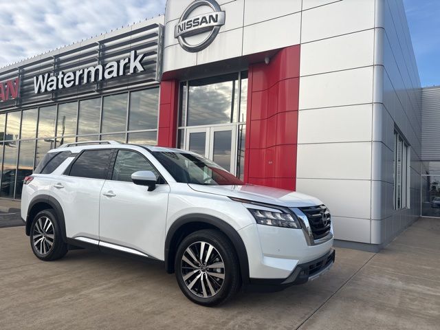 2025 Nissan Pathfinder Platinum's photo