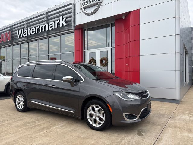 2020 Chrysler Pacifica Limited's photo