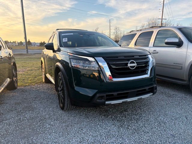 2024 Nissan Pathfinder Platinum's photo
