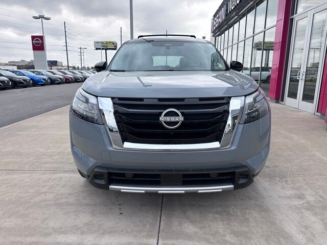 2025 Nissan Pathfinder Platinum photo 3
