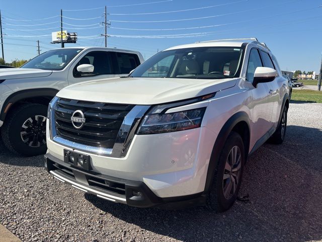 2023 Nissan Pathfinder SL photo 3