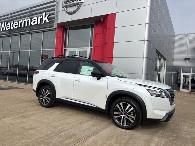 2025 Nissan Pathfinder Platinum's photo