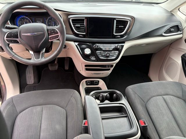 2017 Chrysler Pacifica Touring L photo 2