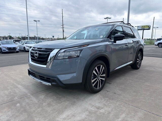 2025 Nissan Pathfinder Platinum photo 4