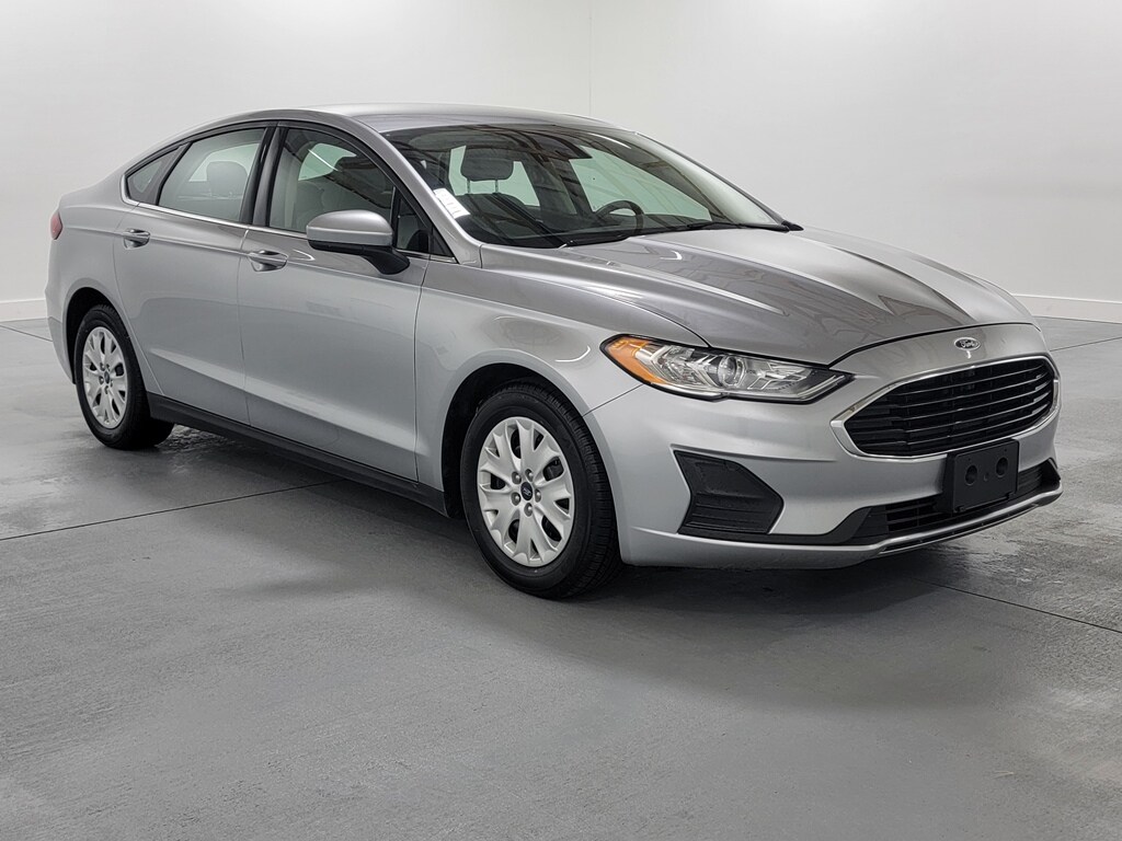 2020 Ford Fusion S photo 2
