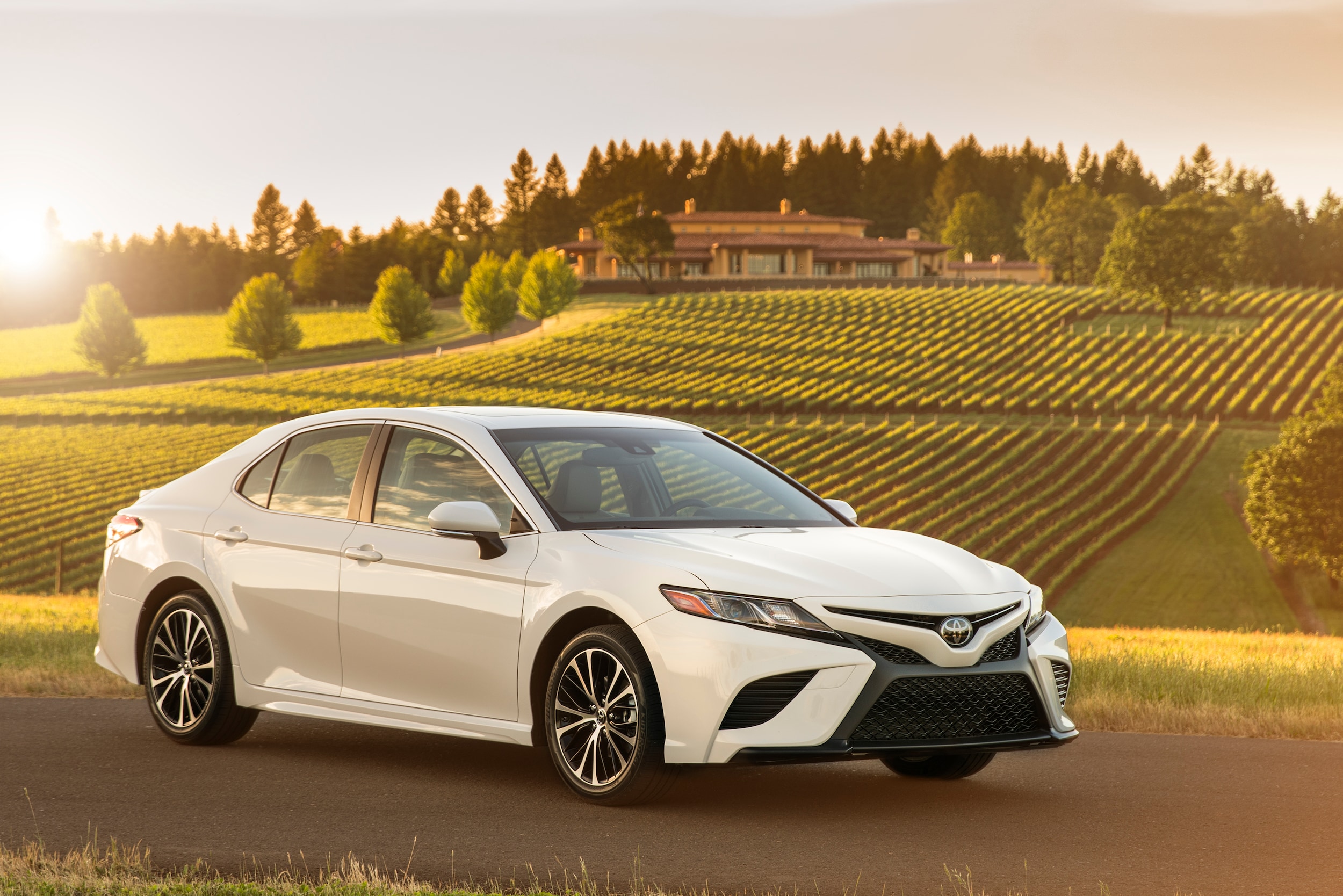 2018_Toyota_Camry_SE_04_B3E1240296E6935488C10502D608F6F4496A07B6.jpg