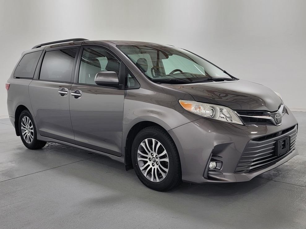 Used 2018 Toyota Sienna XLE with VIN 5TDYZ3DC3JS946283 for sale in Marion, IL