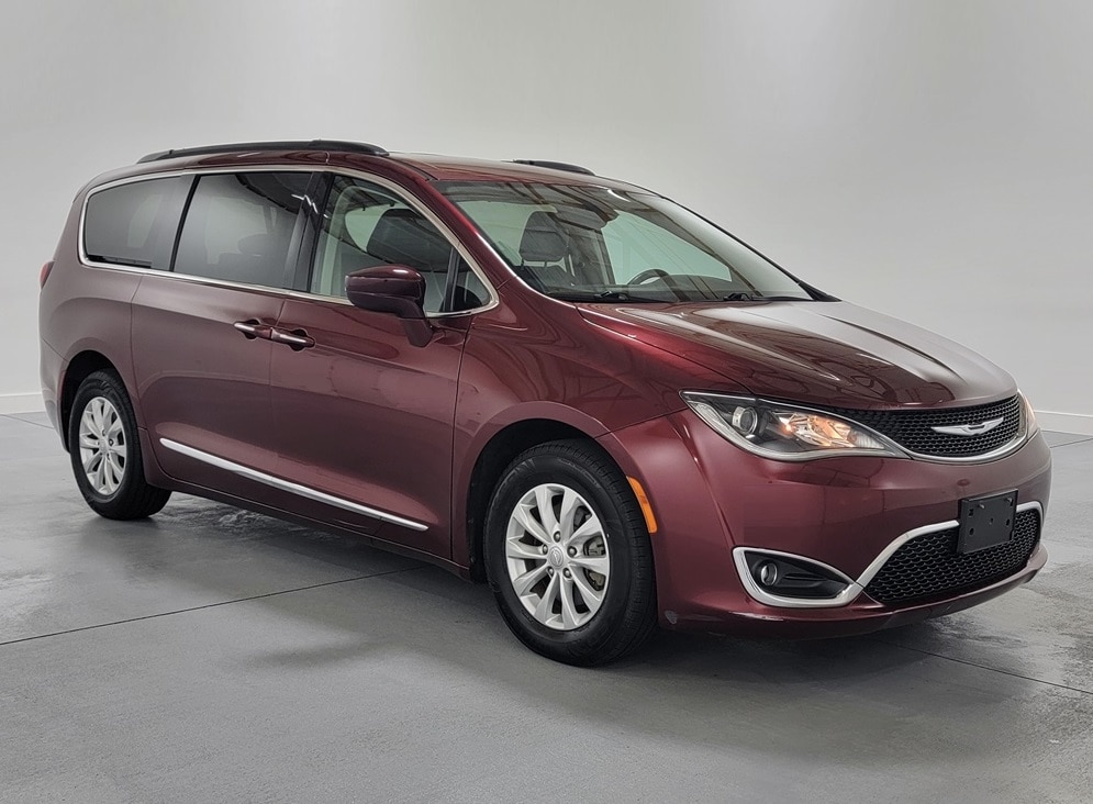 Used 2017 Chrysler Pacifica Touring-L with VIN 2C4RC1BG3HR583258 for sale in Marion, IL