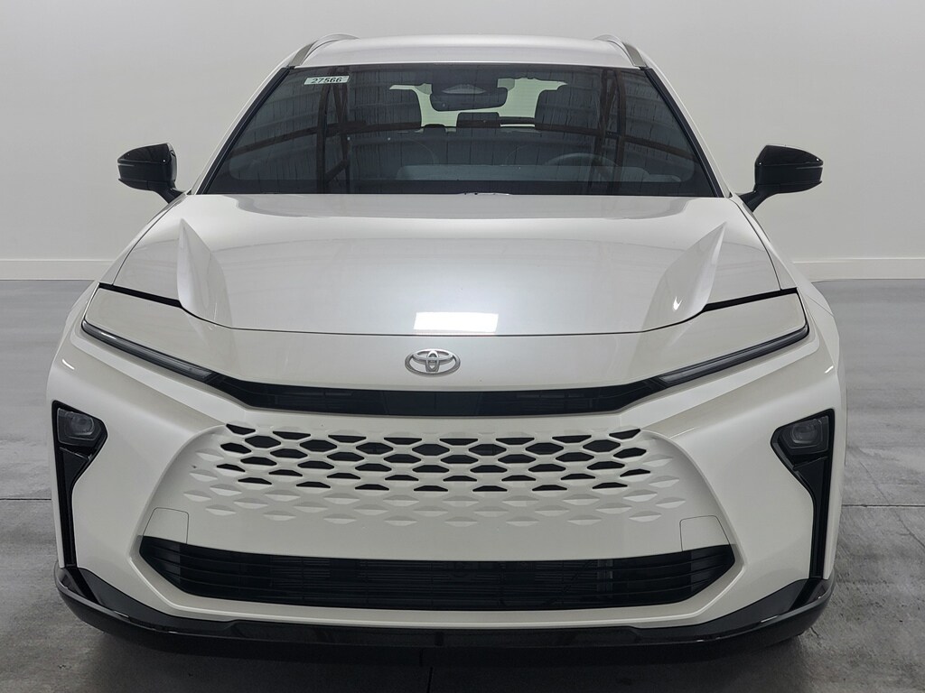 2025 Toyota Crown Signia XLE photo 2