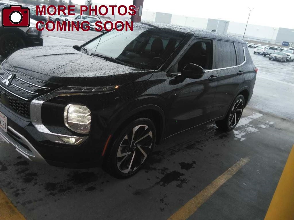 2023 Mitsubishi Outlander SE's photo