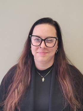 Staff member Jennifer Smith from ID_1dd37fdabdb4