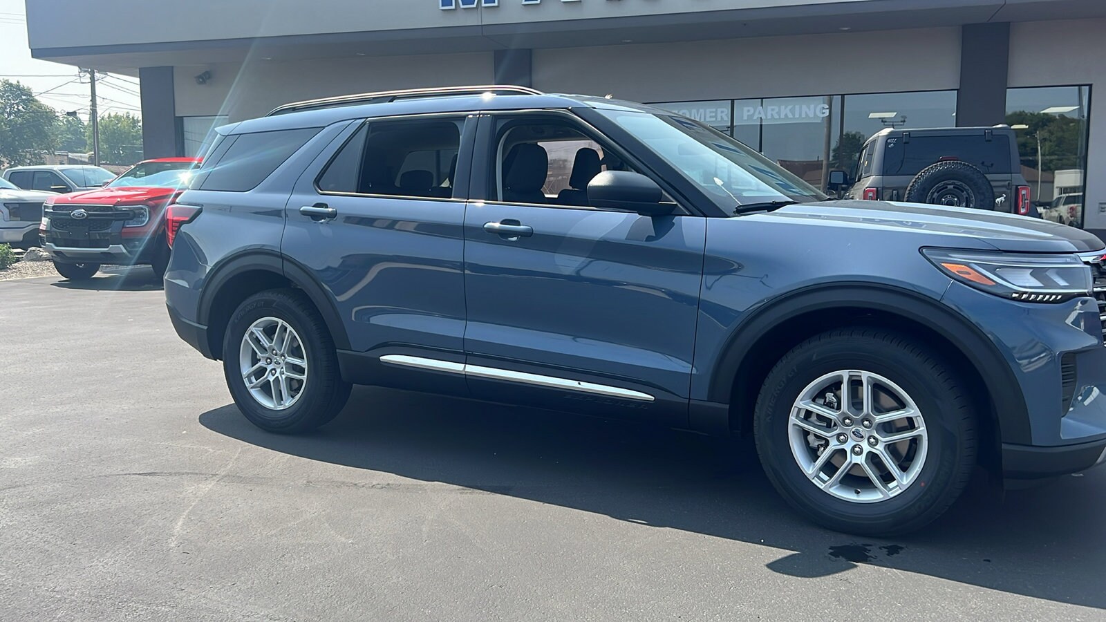 2025 Ford Explorer photo 3