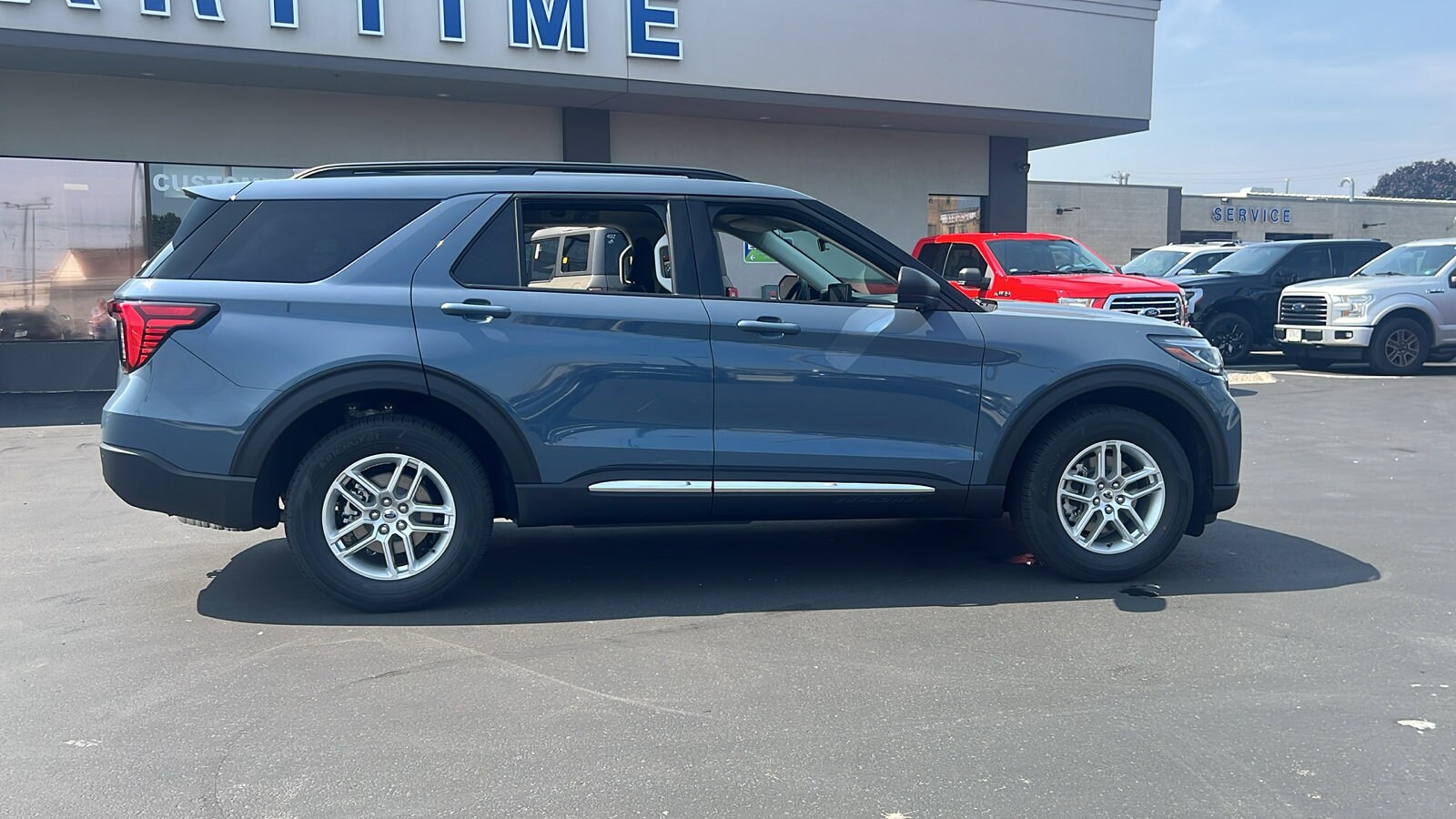 2025 Ford Explorer photo 4