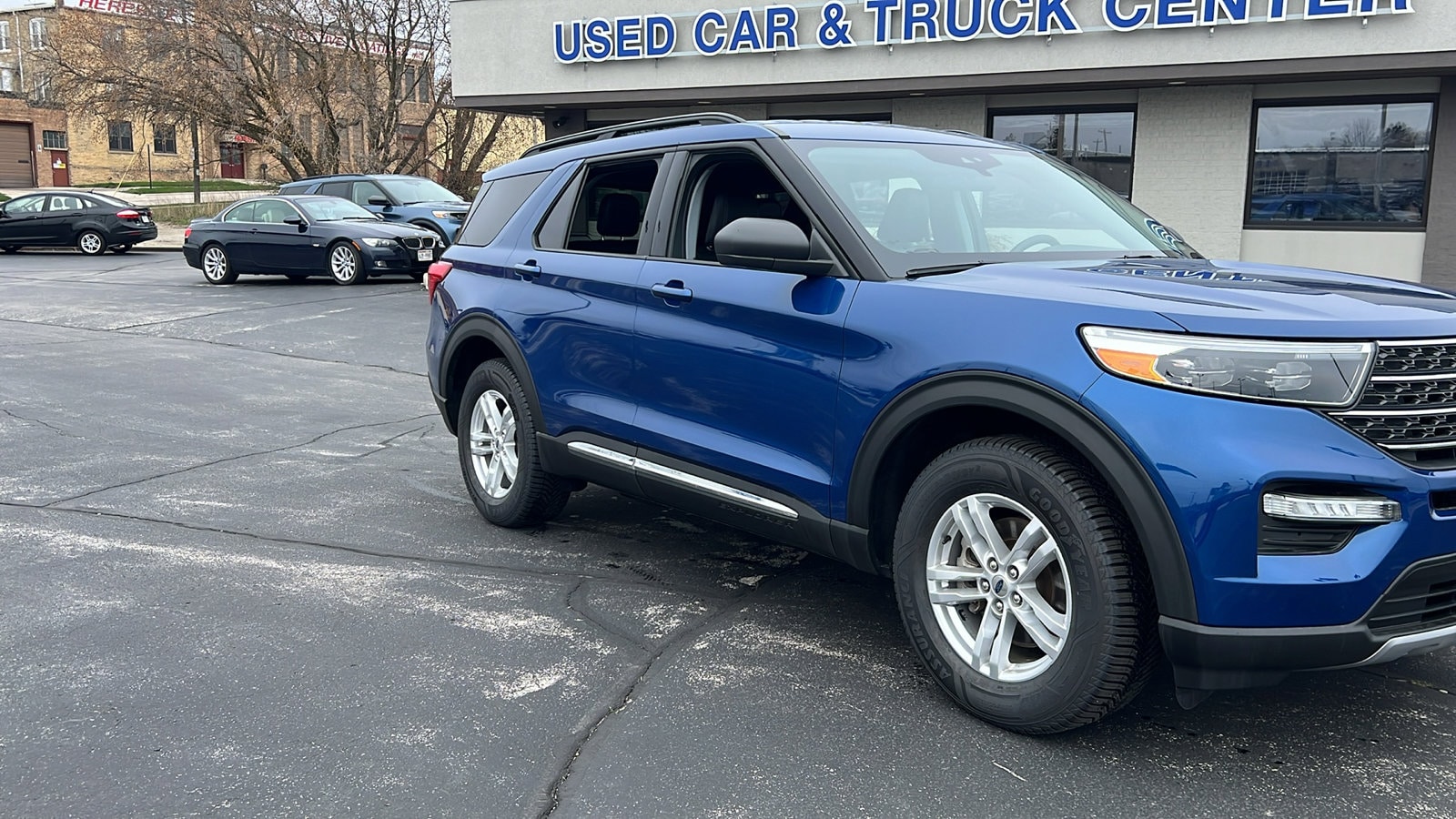 Used 2022 Ford Explorer XLT with VIN 1FMSK8DH5NGA11913 for sale in Manitowoc, WI