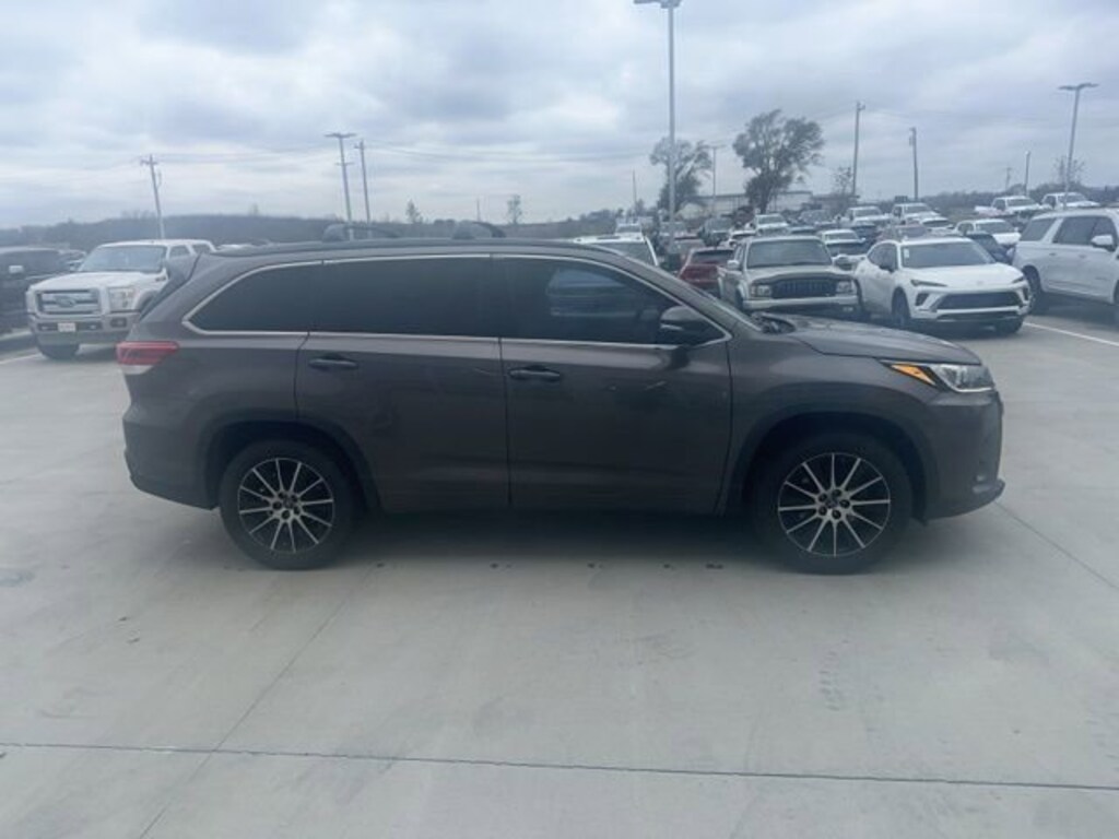 Used 2017 Toyota Highlander XLE V6 SUV