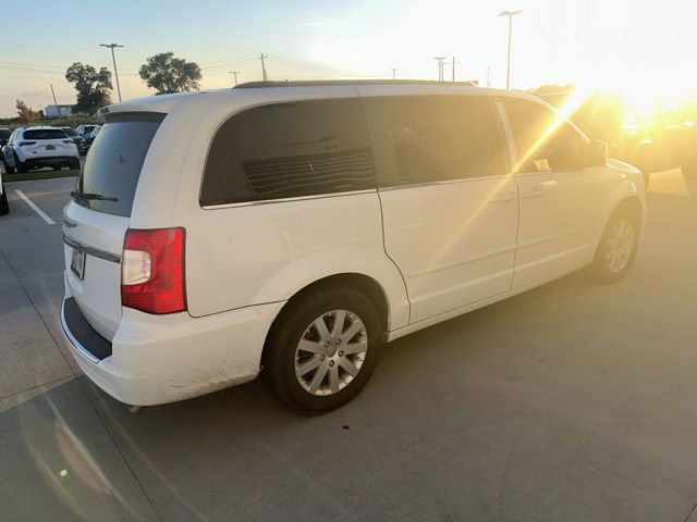 2015 Chrysler Town & Country LX photo 3
