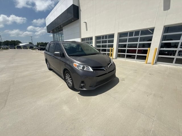 2018 Toyota Sienna XLE V6 8-Passenger's photo