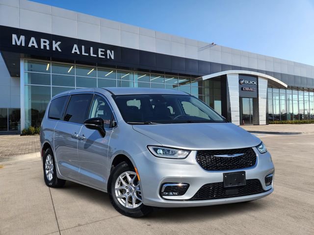 2024 Chrysler Pacifica Touring L's photo