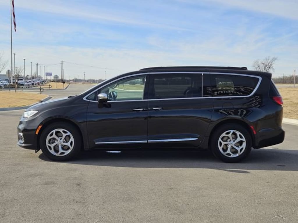 Used 2023 Chrysler Pacifica Limited Van Passenger Van