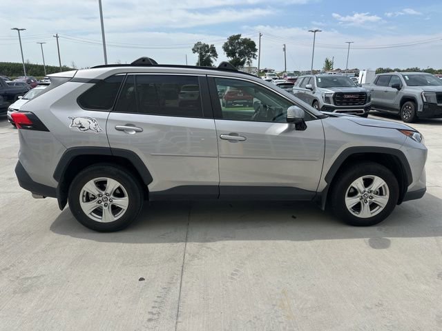 2021 Toyota RAV4 XLE photo 2