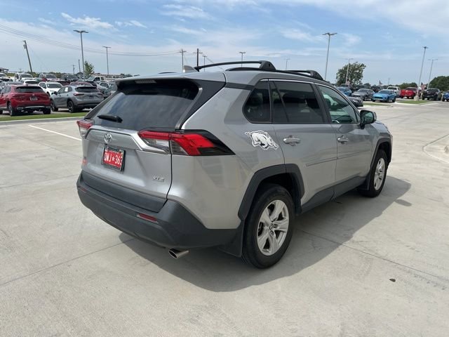 2021 Toyota RAV4 XLE photo 3