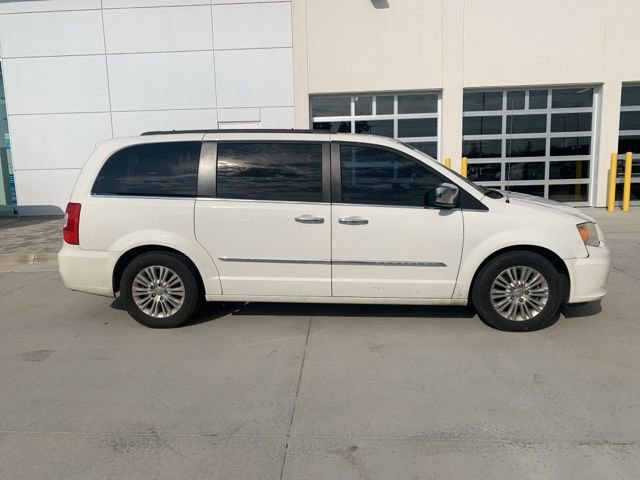 2012 Chrysler Town & Country photo 2