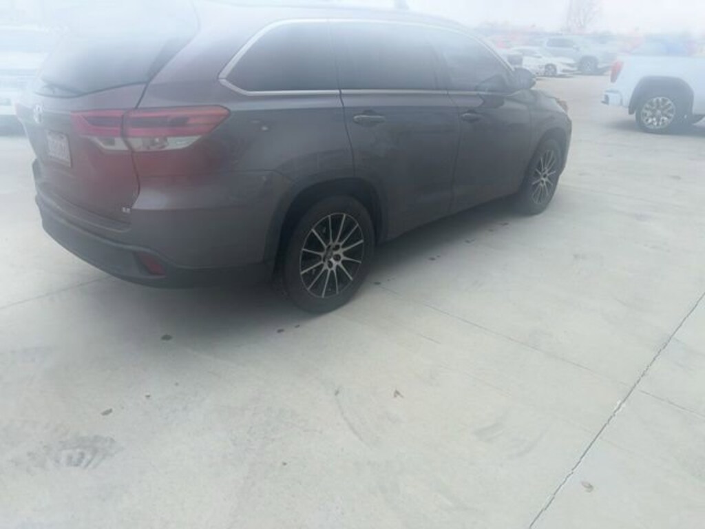 Used 2017 Toyota Highlander XLE V6 SUV