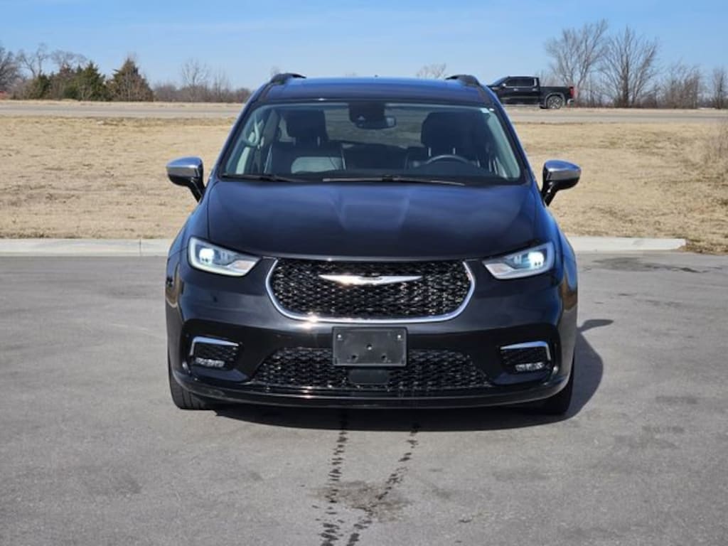 Used 2023 Chrysler Pacifica Limited Van Passenger Van
