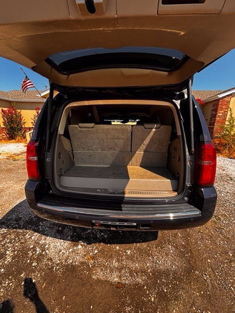 Used 2019 Chevrolet Tahoe Premier with VIN 1GNSKCKC9KR268028 for sale in Collinsville, OK