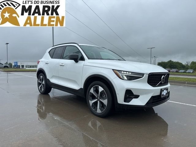 2023 Volvo XC40 B4 Ultimate Dark's photo