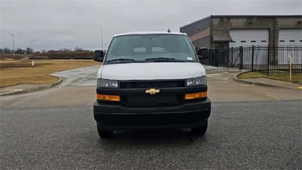 New 2025 Chevrolet Express Passenger 3500 1LS Van
