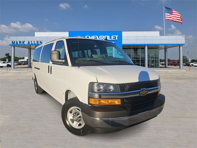 2025 Chevrolet Express Passenger LT's photo