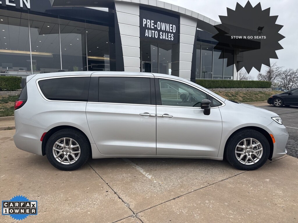 2024 Chrysler Pacifica Touring L photo 2