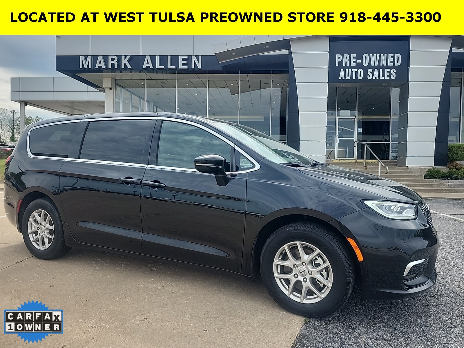 2025 Chrysler Pacifica Select's photo