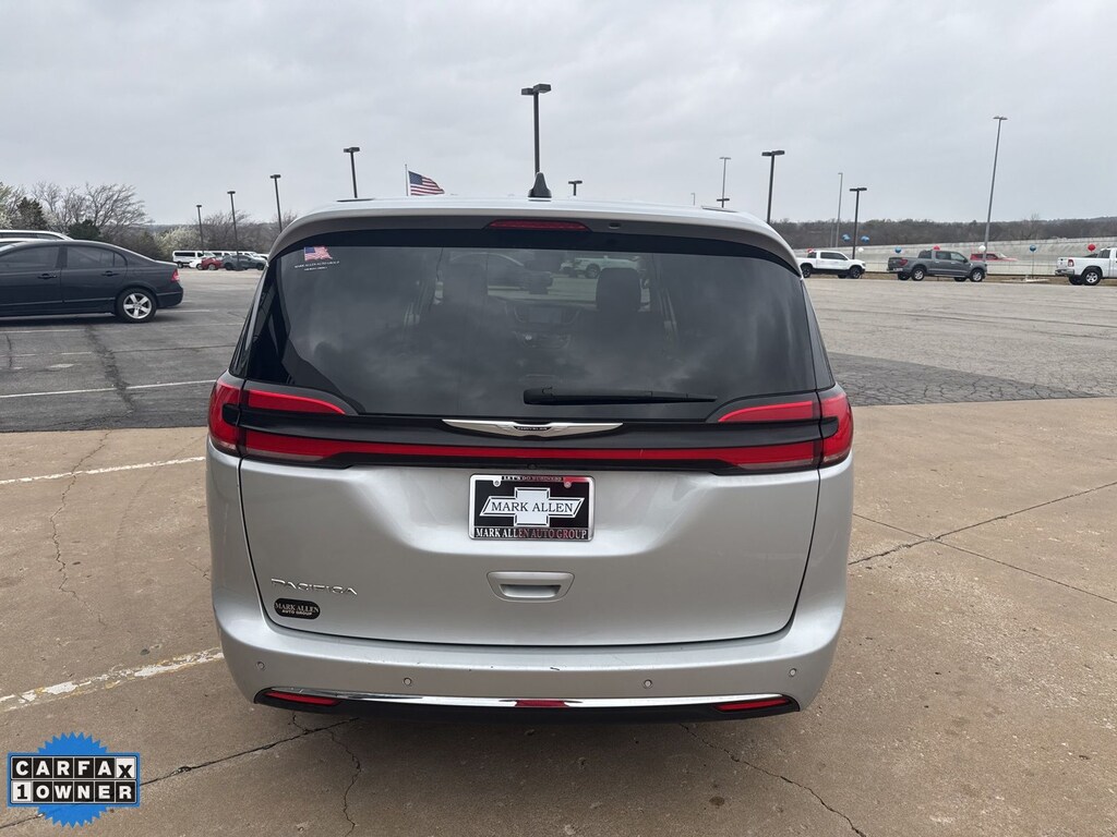 2024 Chrysler Pacifica Touring L photo 4