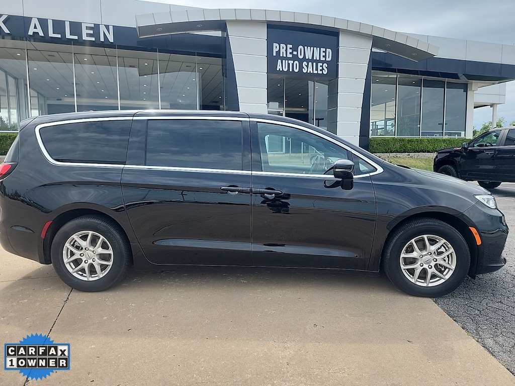 Used 2025 Chrysler Pacifica Select Minivan/Van