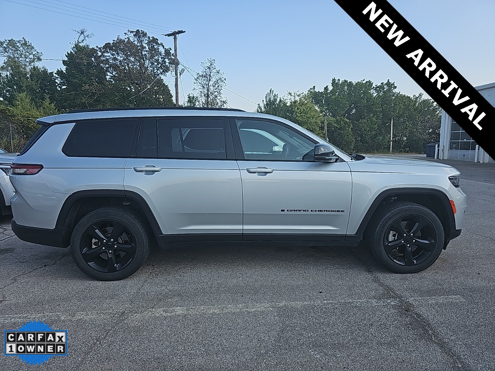 2023 Jeep Grand Cherokee Laredo Altitude photo 2