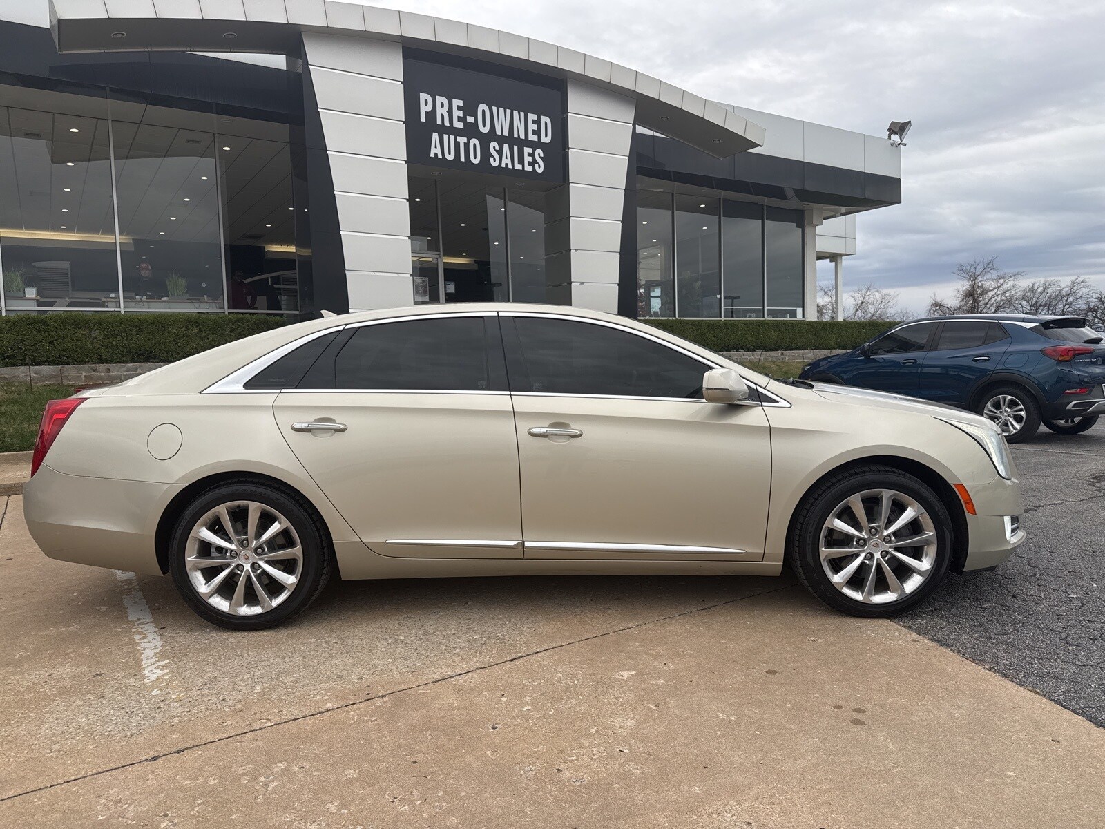 2014 Cadillac XTS Luxury photo 2