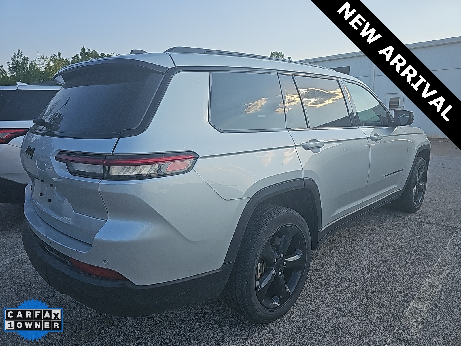 2023 Jeep Grand Cherokee Laredo Altitude photo 3