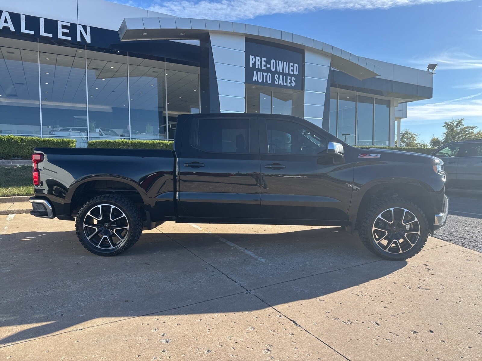 2022 Chevrolet Silverado 1500 LT photo 2