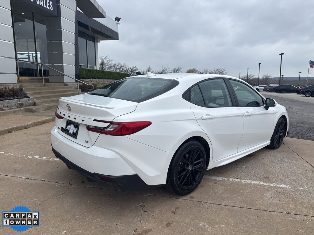 2025 Toyota Camry SE photo 3