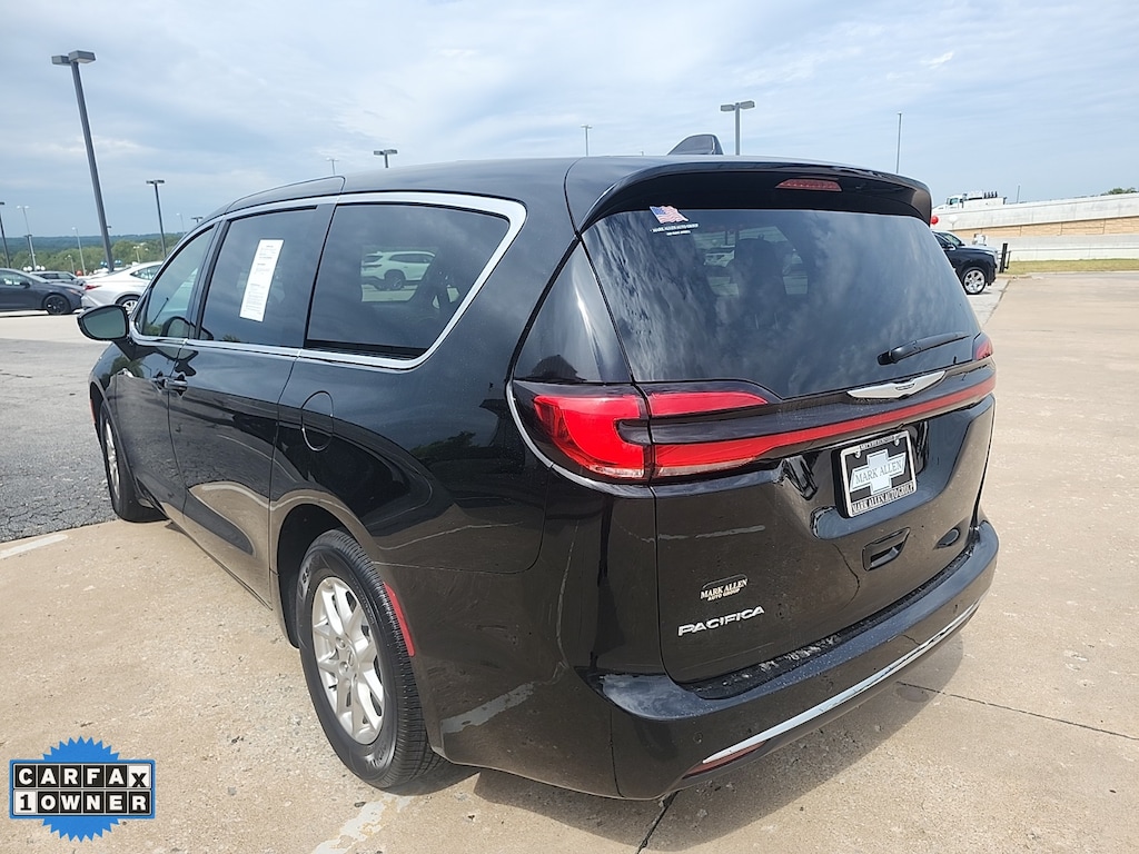Used 2025 Chrysler Pacifica Select Minivan/Van