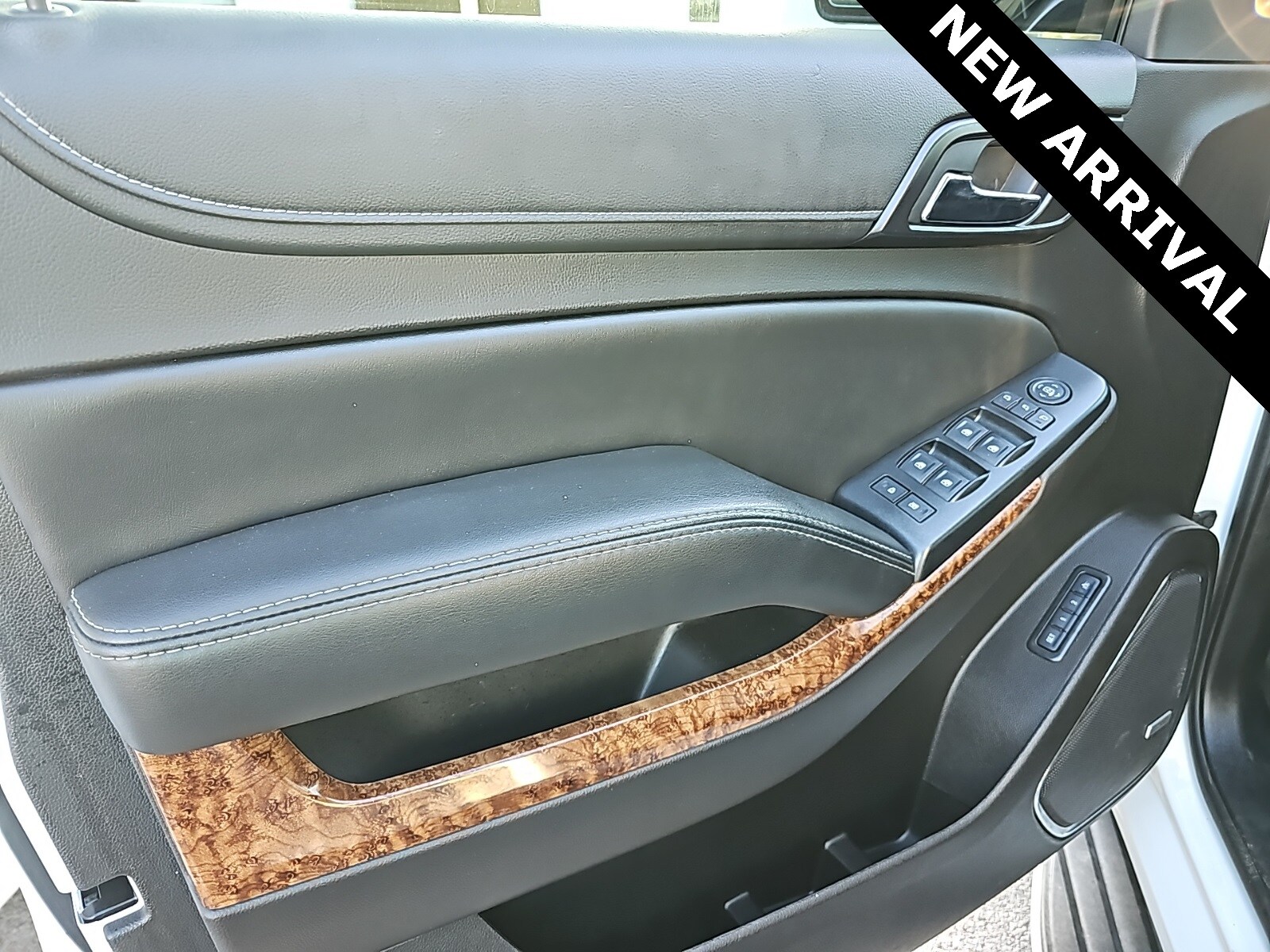 2017 Chevrolet Suburban Premier photo 3